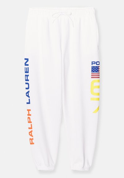Λευκά παντελόνια φόρμας με μπλε, πορτοκαλί και κίτρινο κείμενο στα πλάγια και μια λεπτομέρεια με την αμερικανική σημαία. Ελαστική μέση με ρυθμιζόμενο κορδόνι.