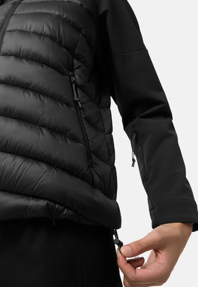 Černá péřová bunda s hladkým povrchem, prošívanou texturou a nastavitelnými šňůrkami na spodním okraji a v bočních kapsách.
