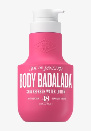 Botella de color rosa brillante de Sol de Janeiro Body Badalada Skin Refresh Water Lotion con dispensador de bomba blanco y texto en negrita blanco en el frente.