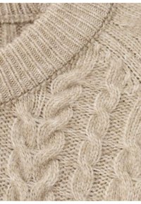 Maglione beige a trecce con collo a coste, motivi intrecciati pronunciati e tessuto morbido e strutturato in misto lana.