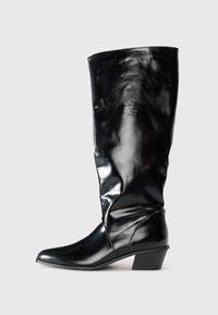 Botă neagră, până la genunchi, din piele lucioasă, cu vârf ascuțit și toc bloc mic, având un design elegant, ajustat.