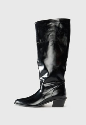 Stivale nero al ginocchio in pelle lucida, con punta appuntita e tacco basso a blocco, dal design elegante e aderente.