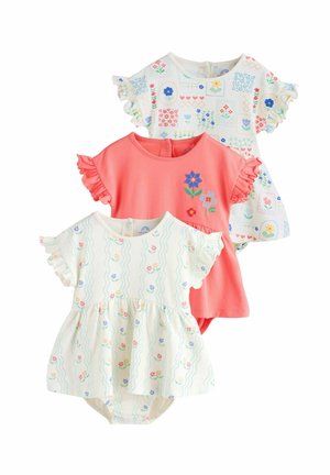 Trei rochii scurte pentru bebeluși: una roz cu broderie florală, una albă cu imprimeu floral și volane, și una albă cu modele ondulate și flori.