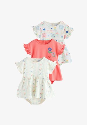 Tri kratke haljine za bebu s kratkim rukavima: jedna ružičasta s cvjetnim vezom, jedna bijela s cvjetnim uzorkom i volanima, te jedna bijela s valovitim uzorcima i cvijećem.