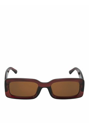 Négyszögletes napszemüveg sötétbarna lencsékkel és fényes teknőspáncél kerettel, elölről fehér háttéren ábrázolva.