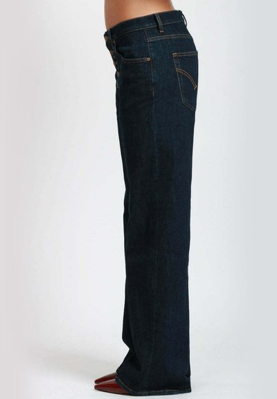 Jeans in denim blu scuro con taglio dritto, dotati di vita alta, cinque tasche e cuciture arancioni a contrasto sulle cuciture.