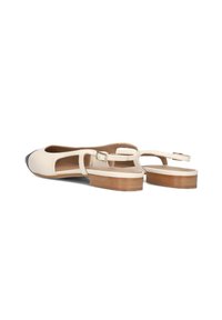 Beige slingback schoenen met een ronde neus, zwarte accenten en een kleine houten blokhak; met een uitgesneden ontwerp en een verstelbare band.