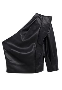 Top de cuero negro con un diseño asimétrico, una manga larga y detalles acanalados en el hombro para un contraste de texturas.