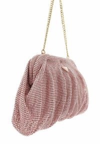 Sac à main orné de cristaux roses avec un design froncé, une chaîne dorée et une texture lisse, présentant un subtil accent triangulaire.