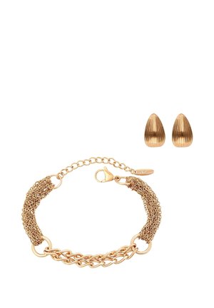 Bransoletka na łańcuszku w kolorze złotym z wielozłączowym wzorem oraz pasujące kolczyki w kształcie żebrowanych kropli na białym tle.
