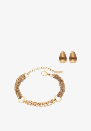 Bransoletka na łańcuszku w kolorze złotym z wielozłączowym wzorem oraz pasujące kolczyki w kształcie żebrowanych kropli na białym tle.
