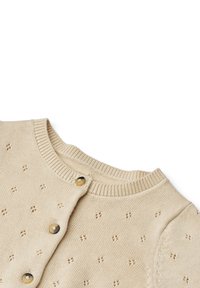 Beige gestrickte Strickjacke mit rundem Ausschnitt, Knopfverschluss und strukturiertem Muster mit kleinen Löchern im gesamten Stoff.