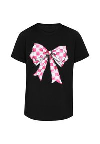 Tricou negru cu un grafic mare stilizat în formă de fundă roz și alb cu pătrățele, situat în centrul tricoului. Mâneci scurte, cu design de guler rotund.