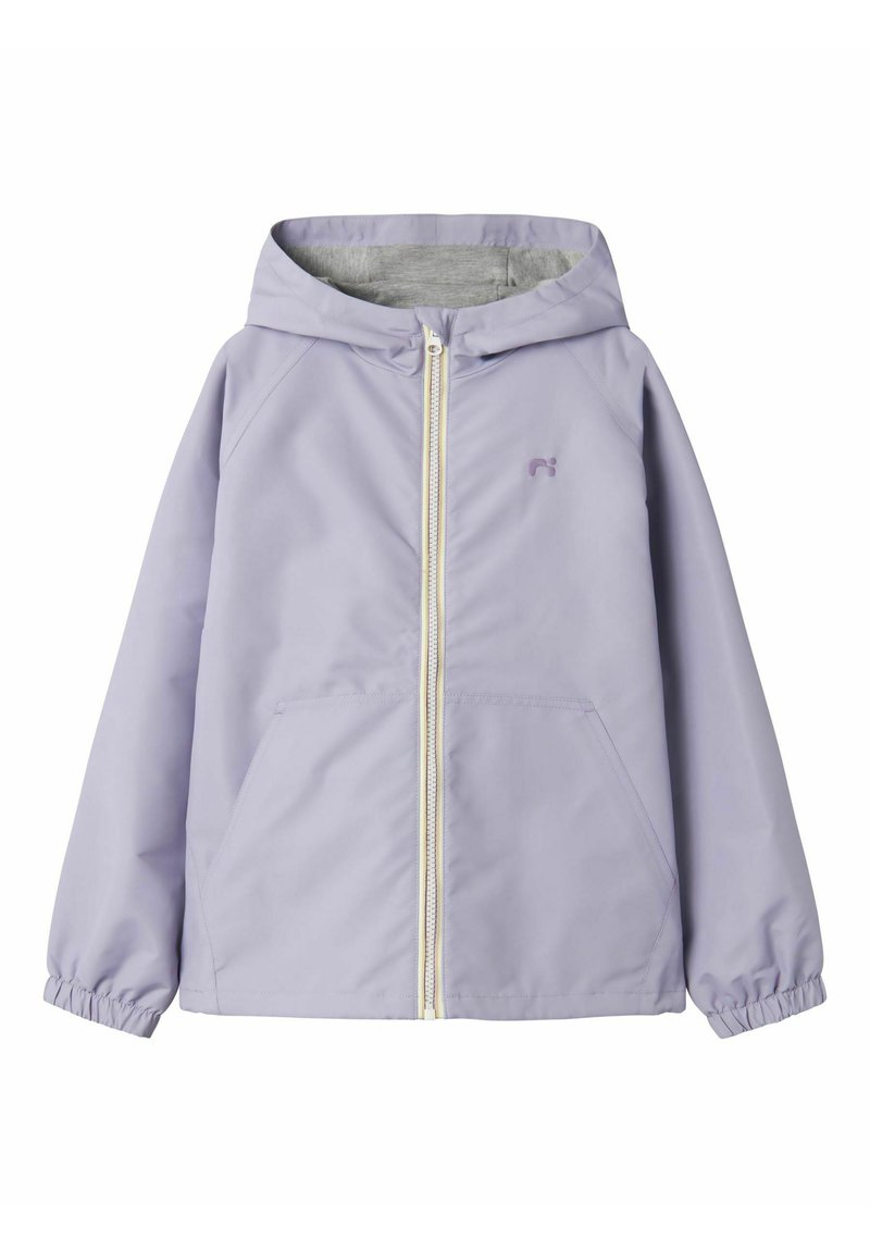 Světle fialová bunda na zip s kapucí, elastickými manžetami, dvěma bočními kapsami a hladkým povrchem. Obsahuje malé logo na hrudi.