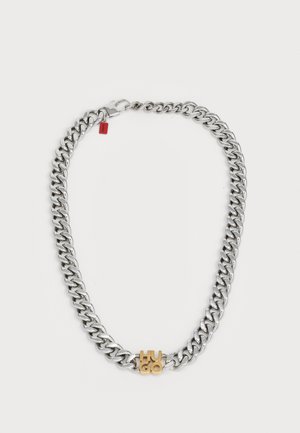 Srebrna metalna lančić necklace s velikim vezicama, sa malim zlatnim 'Hugo' logotipom kao naglaskom i kopčom s crvenom oznakom.