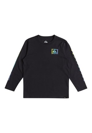 Camiseta de manga larga negra hecha de algodón. Presenta un pequeño logo en el pecho y texto colorido a lo largo de la manga izquierda. Diseño de corte clásico.