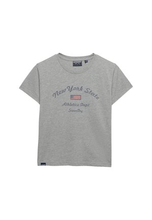 Grå kortærmet t-shirt med rund hals med teksten "New York State Athletics Dept SuperDry" og et lille amerikansk flag på forsiden.