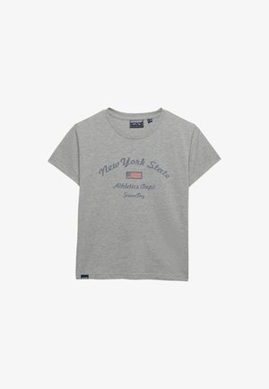 Szary, krótkim rękawem, T-shirt z okrągłym dekoltem, z napisem "New York State Athletics Dept SuperDry" i małą flagą amerykańską z przodu.