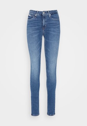 Schmale Jeans aus mittlerem blauen Denim mit hoher Taille, glatter Textur, zwei Fronttaschen und einer einzigen Gesäßtasche.