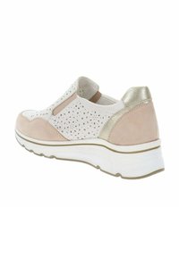 Scarpa sportiva rosa e bianca con tomaia perforata, pannelli elastici laterali e un accento metallico dorato sul tallone. Suola spessa bianca.