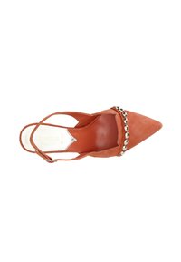 Scarpa arancione in suede con punta affusolata, dotata di cinturino alla caviglia e dettaglio in catena argentata sul davanti, che mostra un interno in pelle liscia.