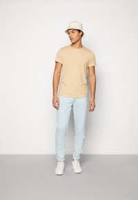 Only & Sons ONSAVI BEAM  - Calças de ganga de corte relaxado - light blue