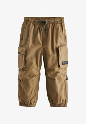 Cargo kalhoty vyrobené z lehkého, odolného materiálu v hnědé barvě. Disponují elastickým pasem, šňůrkou a několika zipovými kapsami.