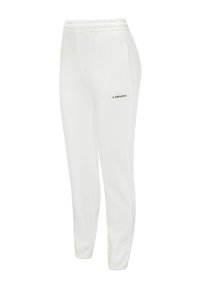 Białe dresy z elastycznym paskiem w talii, bocznymi kieszeniami i małym logo "LAMANIA" na lewym udzie. Gładka tekstura, luźny krój.