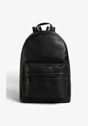 Zwarte leren rugzak met een gestructureerde afwerking, voorzien van een voorvak met rits, twee schouderbanden en subtiele branding aan de onderkant.