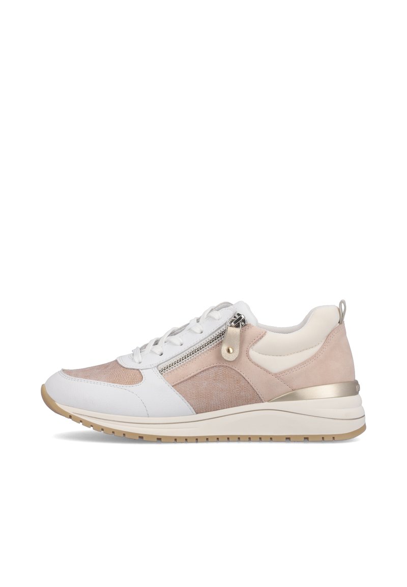 Des sneakers avec une base en cuir blanc, des accents en daim rose clair, une fermeture éclair sur le côté et une semelle texturée beige. Ils possèdent un bout arrondi et un talon rembourré.