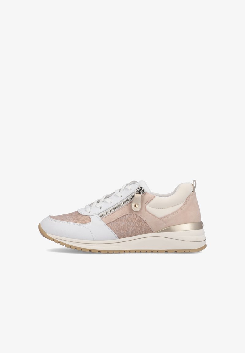 Des sneakers avec une base en cuir blanc, des accents en daim rose clair, une fermeture éclair sur le côté et une semelle texturée beige. Ils possèdent un bout arrondi et un talon rembourré.
