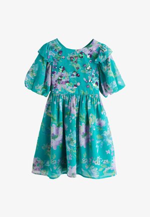 Tirkīza krāsas kleita ar ziedu rakstu, pūkainām piedurknēm un spīdīgu aplikāciju. Materiāls ir viegls un plūstošs, ar savārītu svārku.