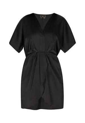 Abito nero realizzato in tessuto morbido, con scollatura a V, maniche corte e un design annodato in vita, che crea dettagli drappeggiati.