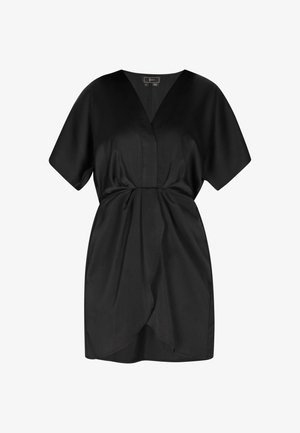 Abito nero realizzato in tessuto morbido, con scollatura a V, maniche corte e un design annodato in vita, che crea dettagli drappeggiati.