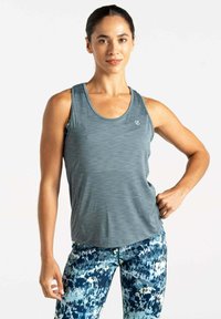 Ärmelloses, graues Sporttanktop mit einem dezenten horizontalen Muster, kombiniert mit blauen Leggings mit Muster, die abstrakte Designs aufweisen.