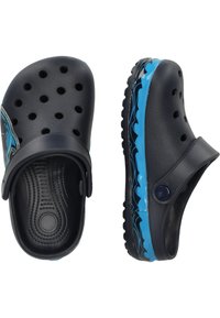 Svarta träskor med blå accenter och vågmönster, gjorda av plast. Har ventilationshål, en bakrem och en texturerad sula.