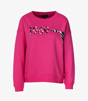 Roze sweatshirt met een ronde hals, lange mouwen en een grafisch ontwerp met de tekst "1969" in een mix van kleuren en accenten in zebrapatroon.