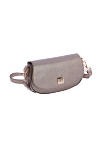 Bolso bandolera gris metálico con superficie texturizada, solapa redondeada, herrajes en tono dorado y correa ajustable. Diseño compacto y estructurado.