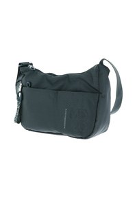 Borsa a spalla in nylon grigio scuro con forma curvata, dotata di chiusura con zip, tracolla regolabile e dettaglio con logo sulla parte anteriore.