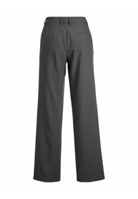 Pantalon gris foncé à jambes larges avec passants pour ceinture et une poche passepoilée unique à l’arrière côté droit, montré de dos.