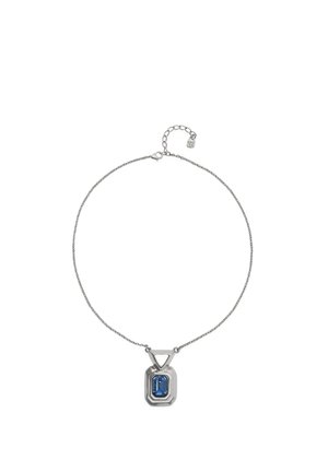 Collar de cadena de plata con colgante de piedra preciosa azul rectangular y cierre ajustable con pequeña etiqueta sobre fondo blanco.