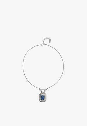 Collier en chaîne argentée avec pendentif en pierre précieuse bleue rectangulaire et fermoir ajustable avec petite étiquette sur fond blanc.
