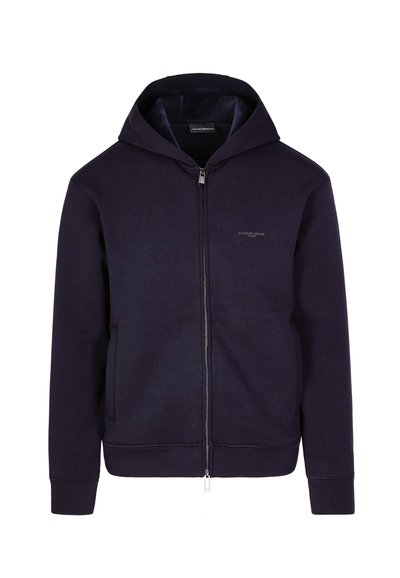Sudadera con cremallera en color navy, con capucha ajustable mediante cordón, bolsillos delanteros y puños acanalados. Material suave de mezcla de algodón con un ligero patrón texturizado.