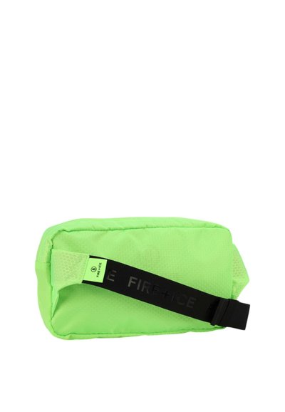 Neon groene rechthoekige tas met een gestructureerde stof, zwarte schouderband met merknaam en een ritssluiting aan de bovenkant.