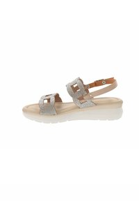 Sandal con tomaia sintetica beige, dotato di due cinturini decorati con strass scintillanti e una suola bianca imbottita per il comfort.
