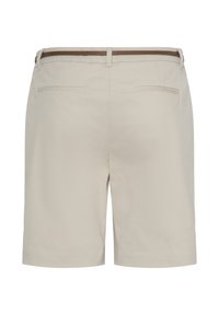 Shorts beiges pour hommes avec une ceinture marron, dotés de deux poches passepoilées arrière et de passants pour ceinture, vus de dos.