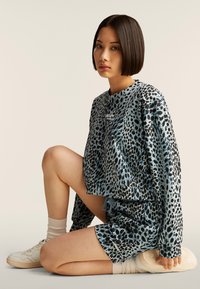 Freddy Pantaloncini sportivi - leopard animalier on blue