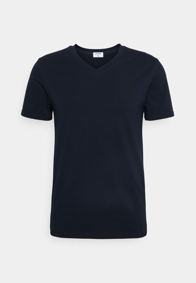 Tamsiai mėlynas, trumpomis rankovėmis vyriškas marškinėliai su V formos iškirpte, pagaminti iš minkštos medvilnės medžiagos. Paprastas dizainas, be raštų ar dekoracijų.