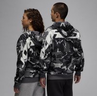 Camo-mønstrede hættetrøjer i nuancer af grå, med en afslappet pasform, store hætte, og ribbede manchetter. Teksturen ser blød og fleece-agtig ud.