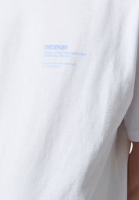 Dr.Denim TROOPER - Triko s potiskem - white mncrm swirl